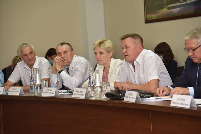 Директор ЧГИГН П.Краснов, ведущий научный сотрудник А.Долгова - на круглом столе по обсуждению проблем развития чувашского языка