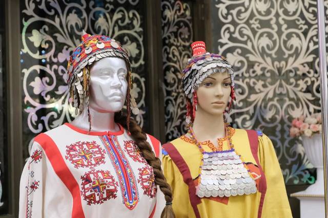 В зеркальном фойе Чувашского театра оперы и балета открылась выставка «В краю ста тысяч вышивок»
