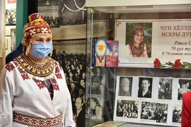 Открылась выставка «Искры души – народу!», посвященная юбилею Раисы Сарби