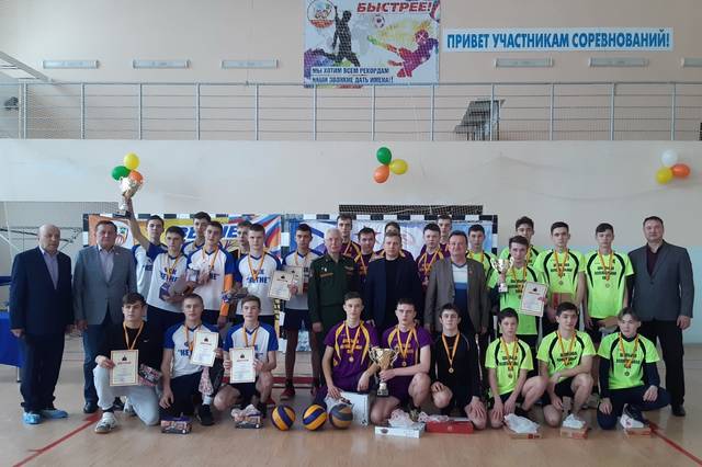 Главными спонсорами Республиканского турнира по волейболу выступили депутаты Юрий Попов и Петр Краснов