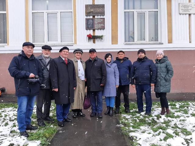 Состоялась церемония возложения цветов к мемориальной доске поэта Кайсына Кулиева