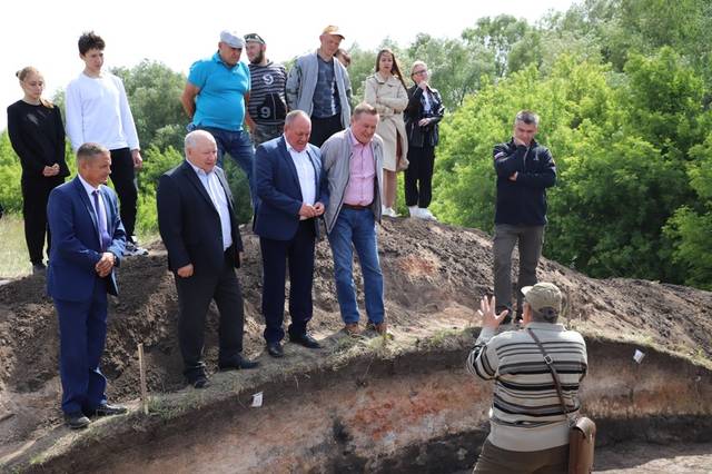 Министр образования Дмитрий Захаров и директор ЧГИГН Петр Краснов посетили археологические раскопки Большетаябинского городища