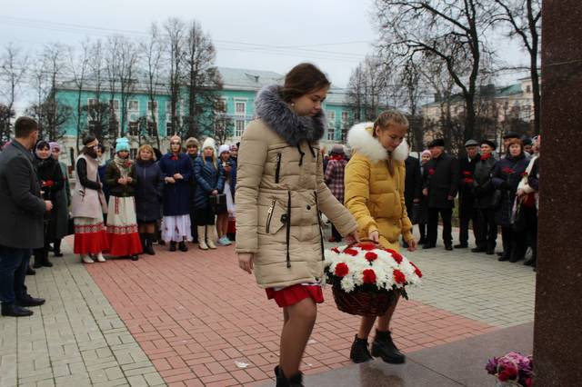 Кăвар чĕреллĕ поэта асăнса митинг ирттерчĕç, регионсен хушшинчи «Çĕнĕ хум» конкурс çĕнтерÿçисене чысларĕç
