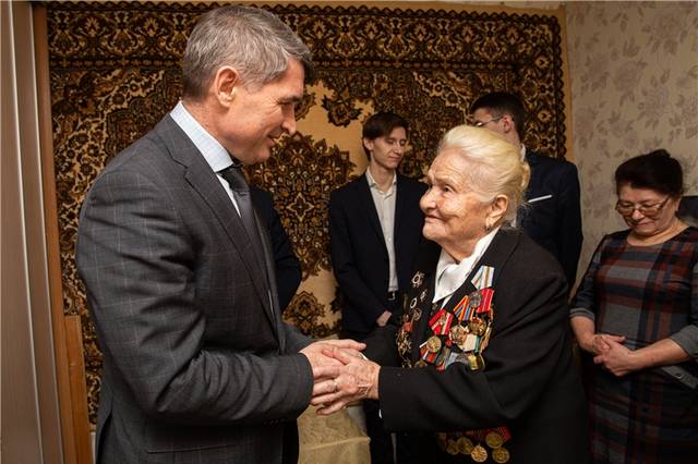 Олег Николаев "Тӑван ҫӗршывӑн Аслӑ вӑрҫинчи Ҫӗнтерӗве 75 ҫул" пӗрремӗш асӑну медалӗпе Агриппина Алексеевна Яновича чысланă