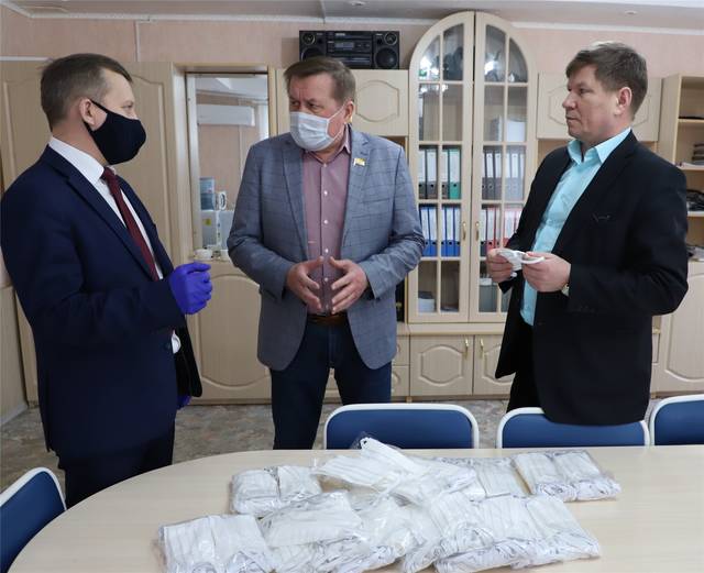 Депутаты Госсовета республики Петр Краснов и Юрий Попов преподнесли в дар Комсомольскому и Яльчикскому районам медицинские маски 