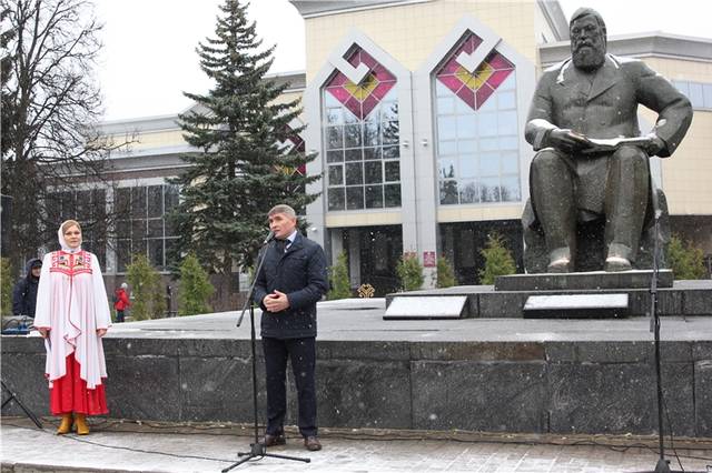 Чӑваш Ен Пуҫлӑхӗ Олег Николаев чӑваш халӑхӗн ҫутта кӑларуҫине И.Я.Яковлева асӑнса ирттернĕ пулӑма хутшӑннă