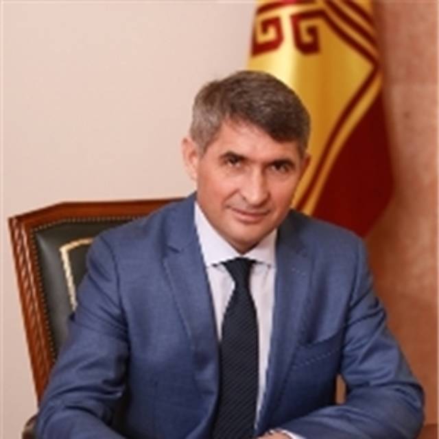 Чӑваш Республикин Пуҫлӑхӗ Олег Николаев Атте кунӗ ячӗпе саламлани