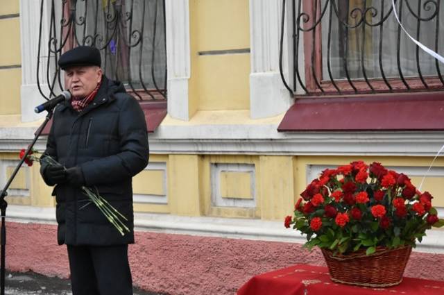 Институт директорĕ Петр Краснов Даниил Элмене сума суса Асăну хăми уçма йĕркеленĕ савăнăçлă пухăва хутшăннă