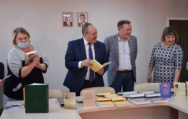 Чӑваш Республикин Патшалӑх Канашěн депутачě Петр Краснов Елчĕк районĕнчи тӗп вулавӑша 60 кӗнеке парнелерӗ