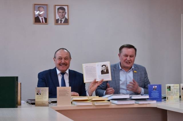 В рамках акции «Добро на книжной полке» директор ЧГИГН Петр Краснов подарил ЦБС Яльчикского района Чувашии книги Валерия Тургая