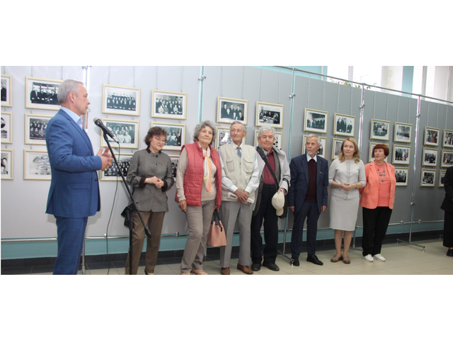 В Чувашском госуниверситете открылась мемориальная фотовыставка «М.М. Михайлов – филолог, педагог, ученый»