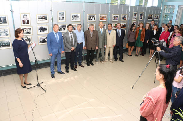 Выставка посвящена 80-летию со дня рождения Заслуженного профессора университета Ю.П. Смирнова